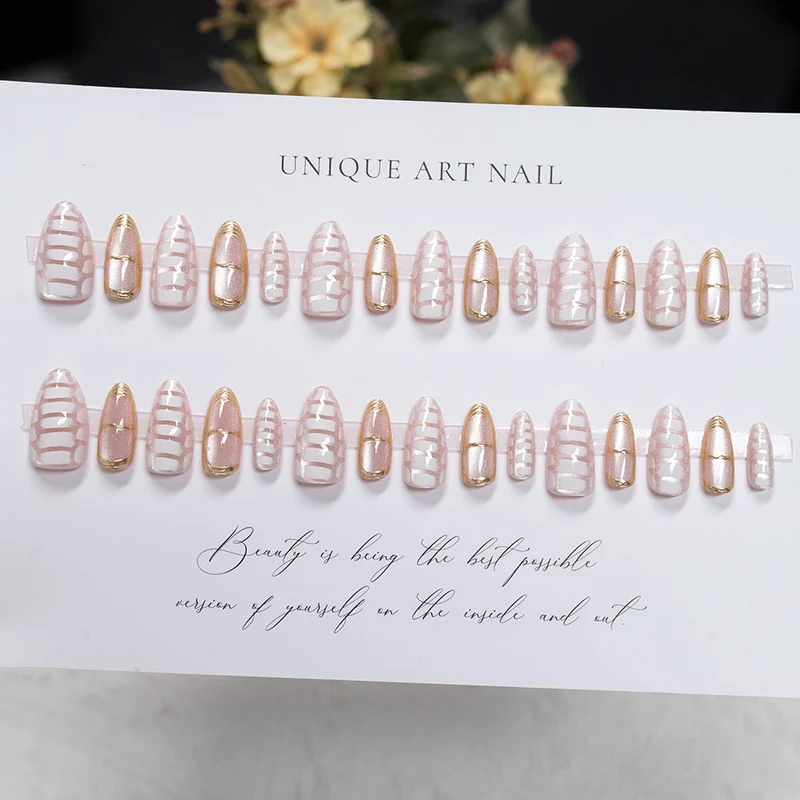 Elegantes Press-On Nagelkunstset mit goldenen Akzenten