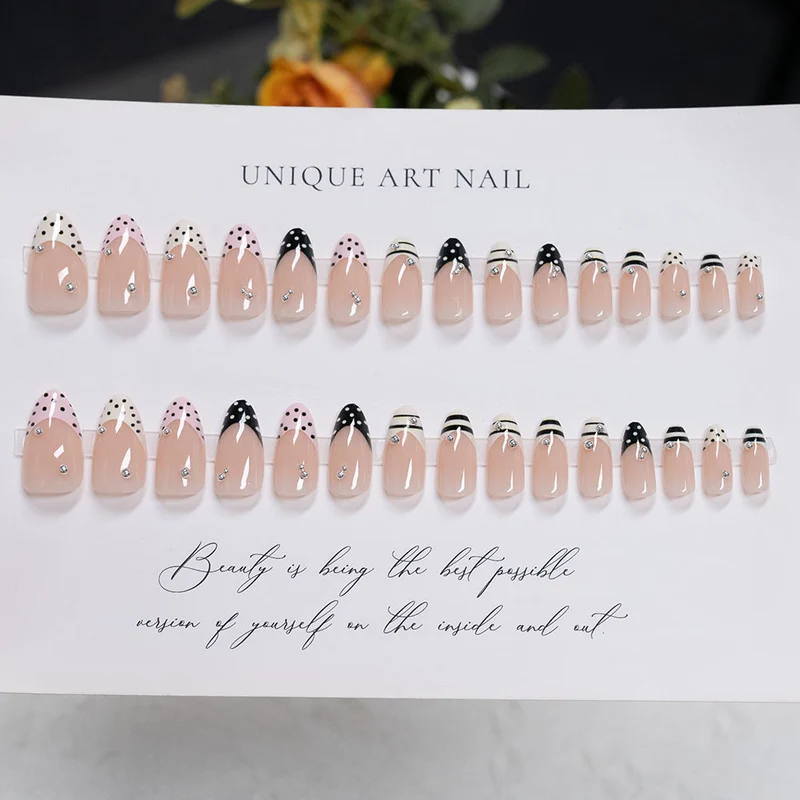 Dekoratives Press-On-Nagelset mit einzigartigem Kunstdesign