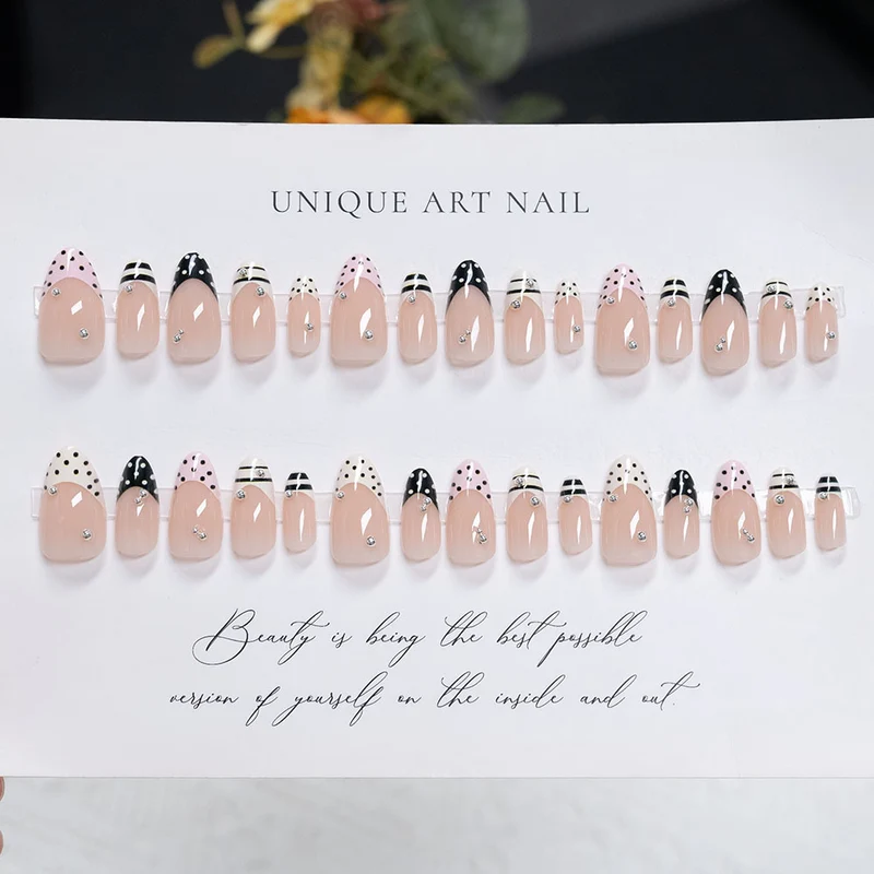 Dekoratives Press-On-Nagelset mit einzigartigem Kunstdesign