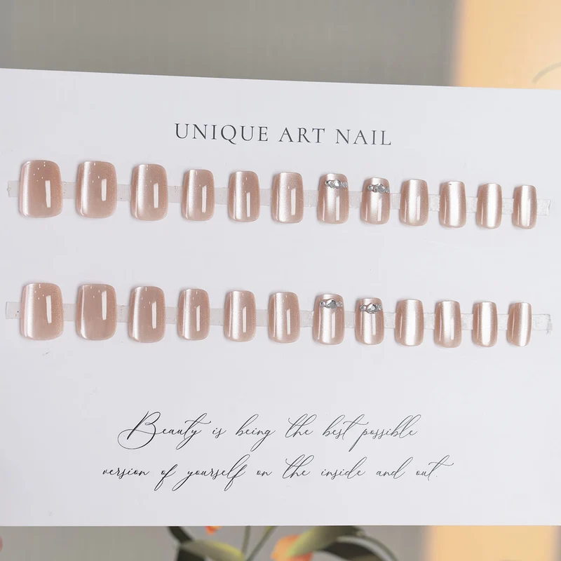 Dekorativer Press-On-Nagelset mit Strass-Akzenten