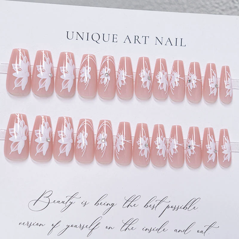 Elegante florale Press-On Nagelkunst
