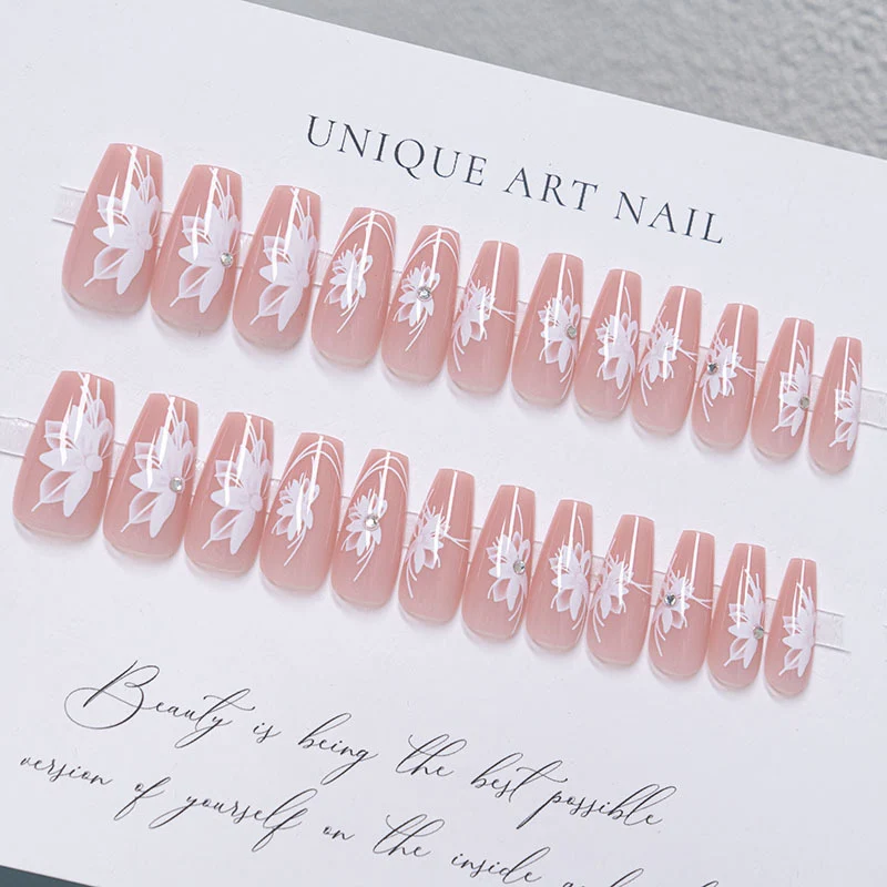 Elegante florale Press-On Nagelkunst