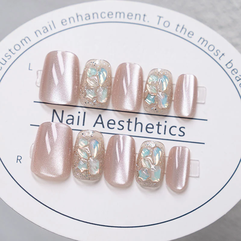 Dekorativer Press-On-Nagelset mit Blumen- und Glitzerakzenten