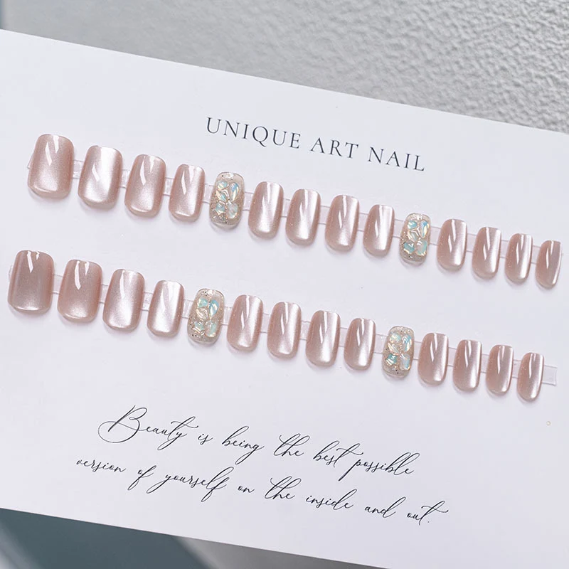 Dekorativer Press-On-Nagelset mit Blumen- und Glitzerakzenten
