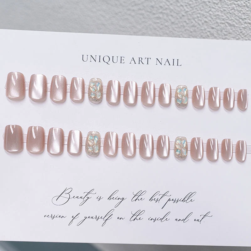 Dekorativer Press-On-Nagelset mit Blumen- und Glitzerakzenten