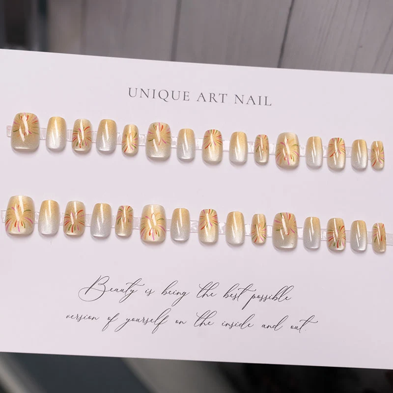 Dekorativer Press-On Nagelset mit floralem Design