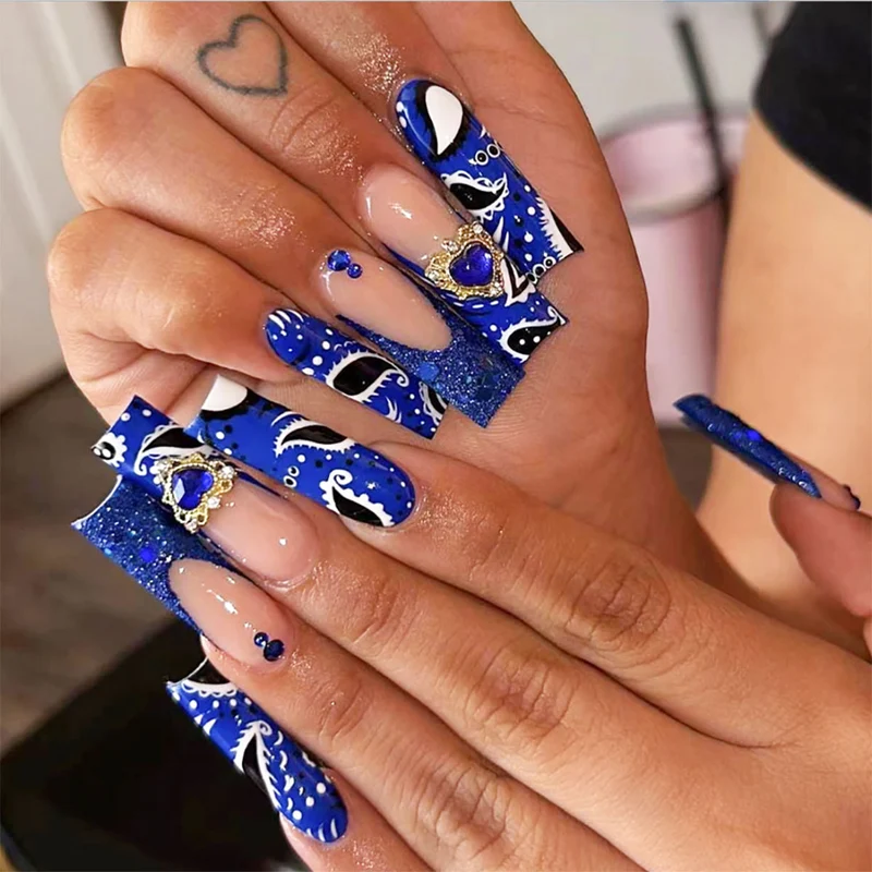 Dekorative Press-On-Nagelkunst mit einzigartigen Mustern