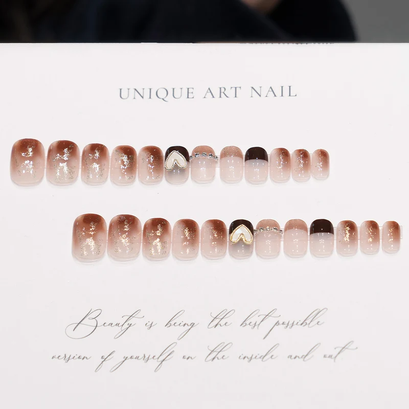 Dekorative Press-On Nagelkunst mit Herzakzenten