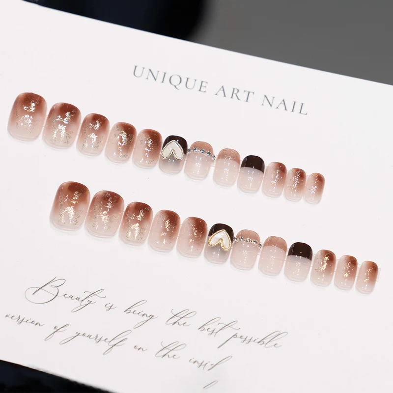 Dekorative Press-On Nagelkunst mit Herzakzenten