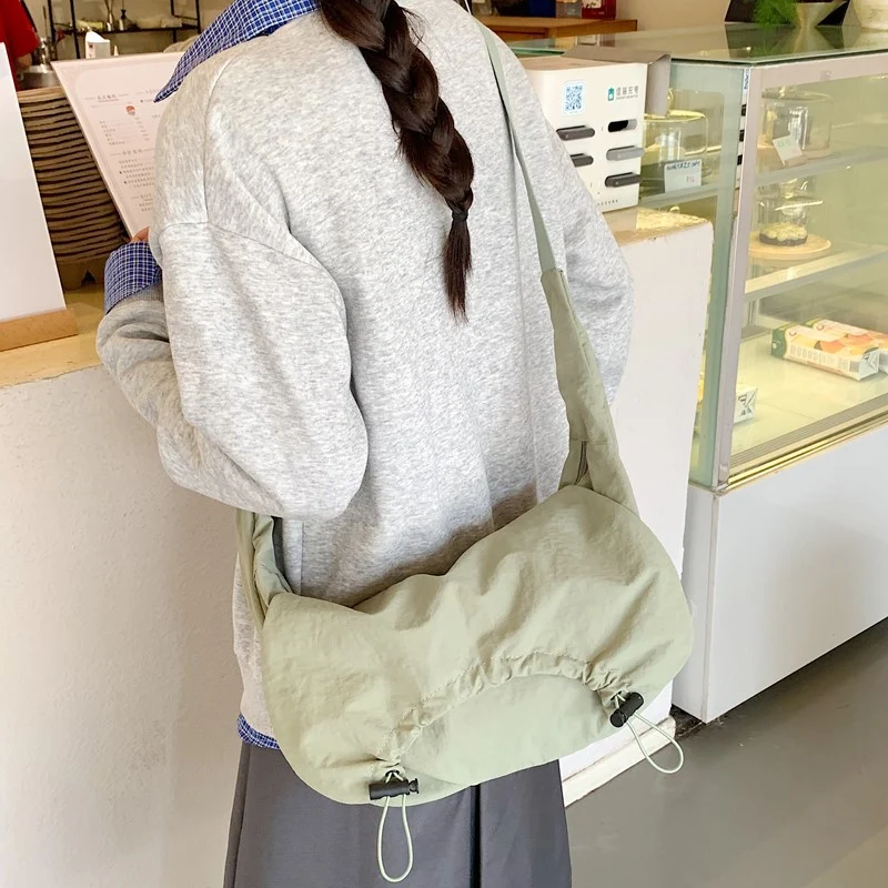 Lässiger leichter Umhänge-Slingbag