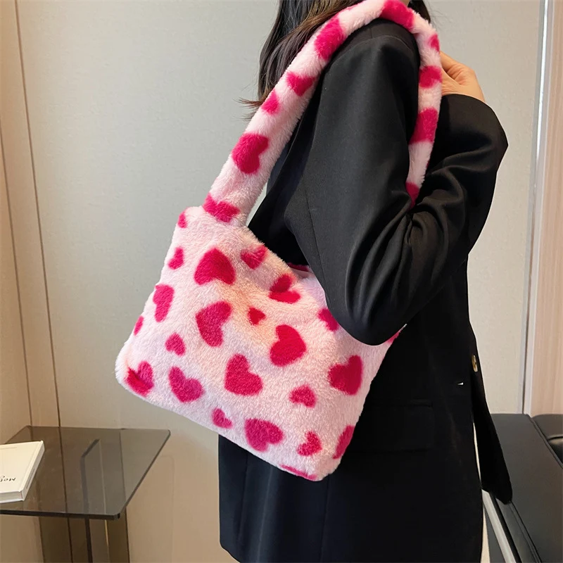 Gemütliche Plüsch-Handtasche mit Herzmuster