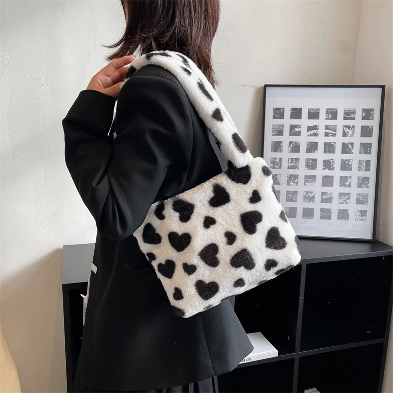 Gemütliche Plüsch-Handtasche mit Herzmuster