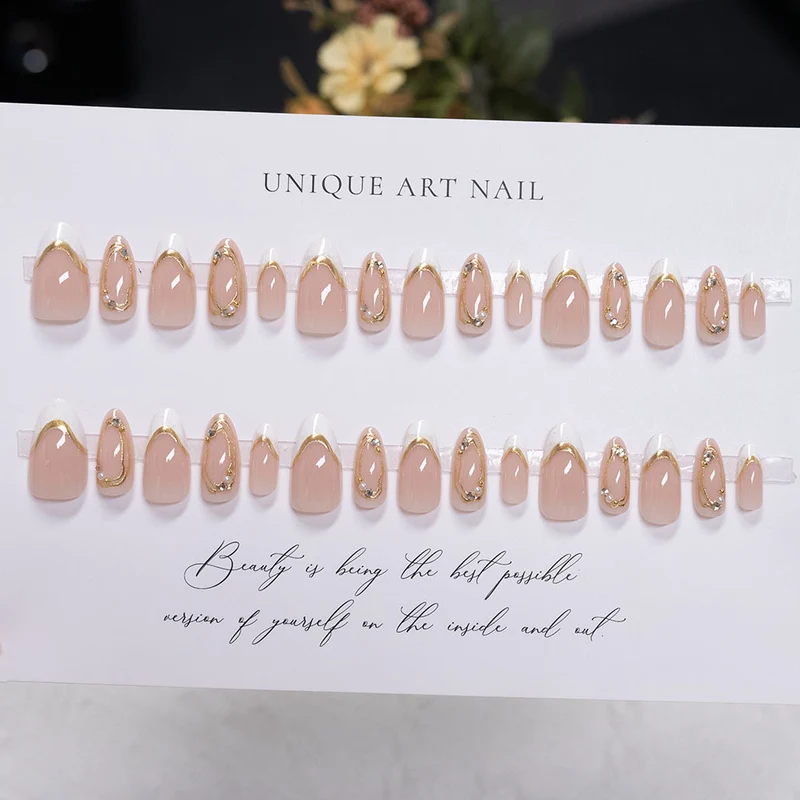 Dekorative Press-On Nagelkunst mit goldenen Akzenten