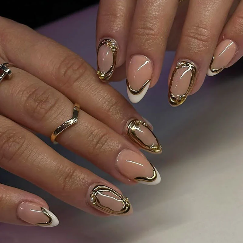 Dekorative Press-On Nagelkunst mit goldenen Akzenten