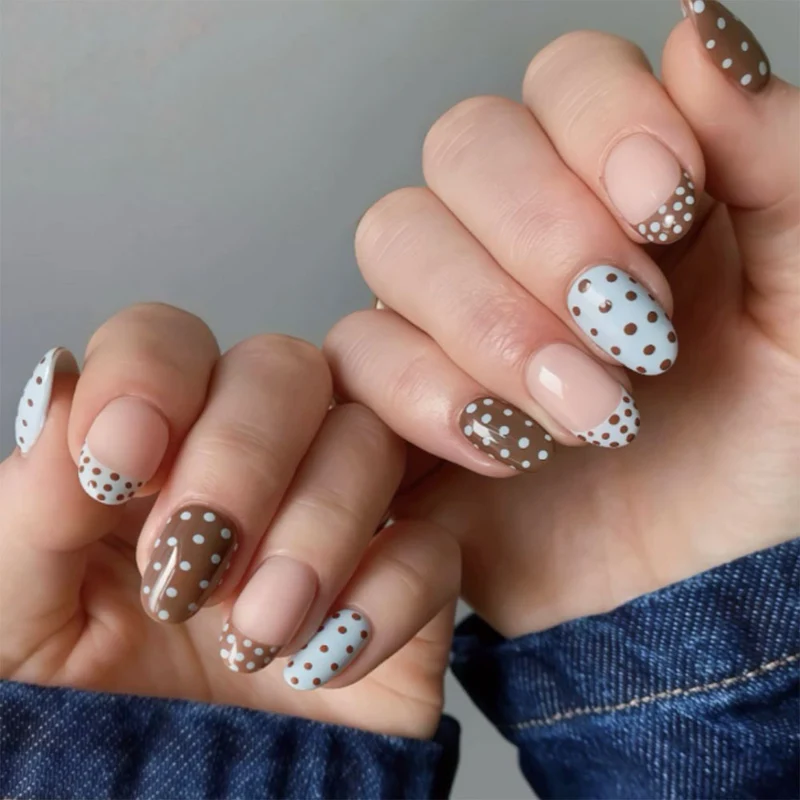 Dekorative Press-On Nagelkunst mit Franse Spitze und Punktdesign