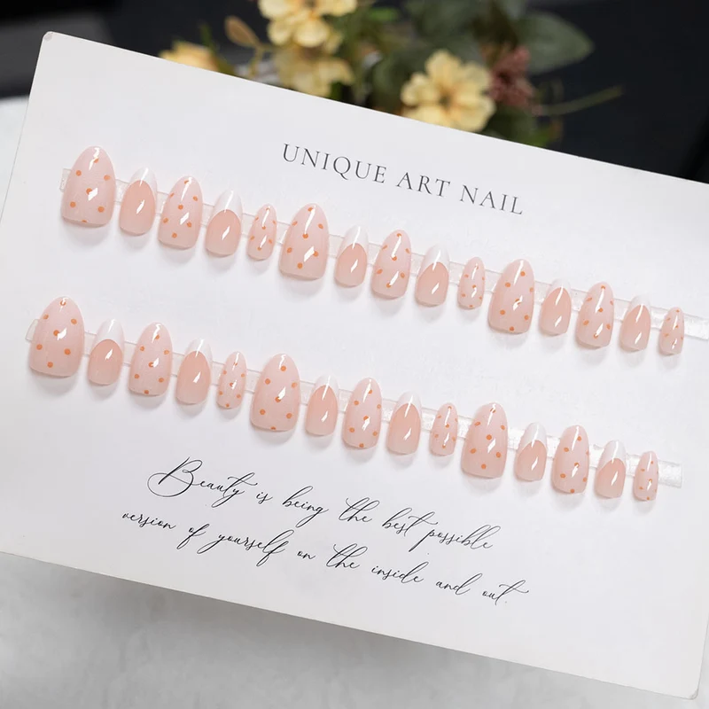 Dekorative Press-On Nagelkunst mit Franse Spitze und Punktdesign