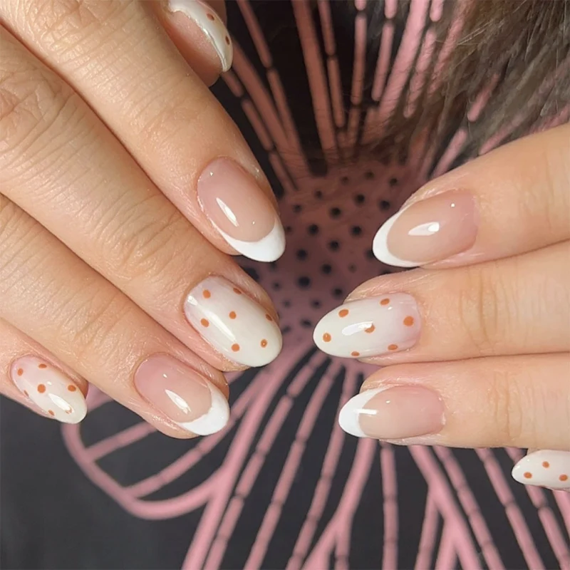 Dekorative Press-On Nagelkunst mit Franse Spitze und Punktdesign