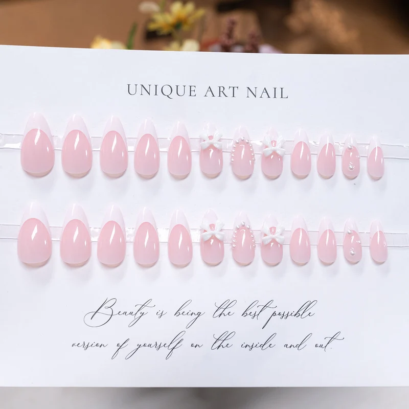 Dekorative Press-On-Nagelkunst mit Schleifenakzenten