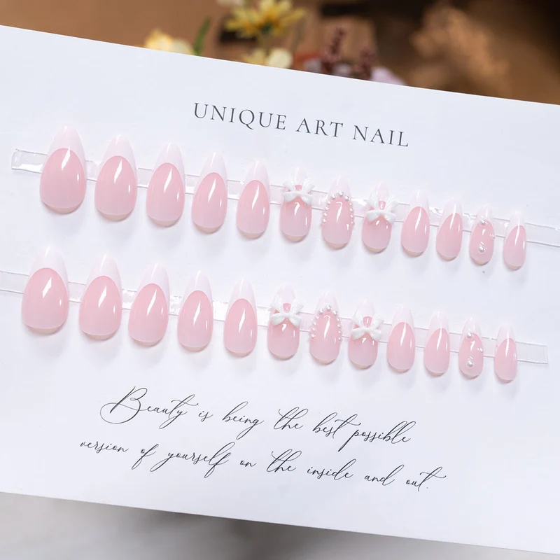Dekorative Press-On-Nagelkunst mit Schleifenakzenten