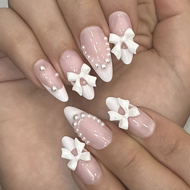 Dekorative Press-On-Nagelkunst mit Schleifenakzenten