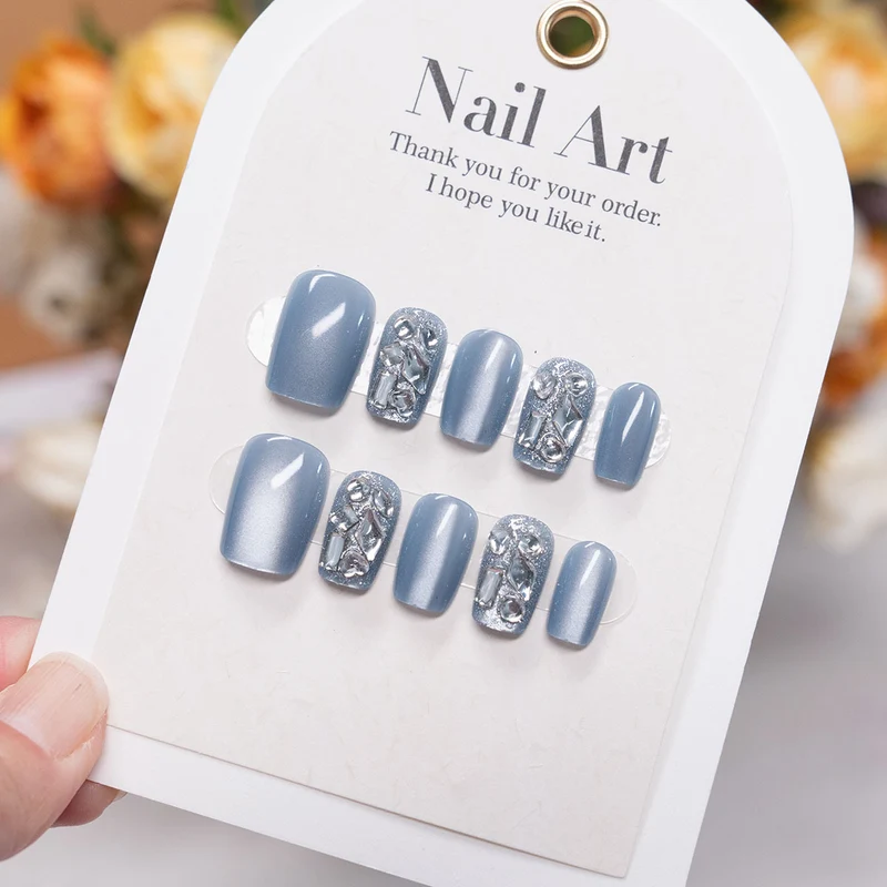 Dekoratives Press-On-Nagelkunst-Set mit schimmernden silbernen Akzenten