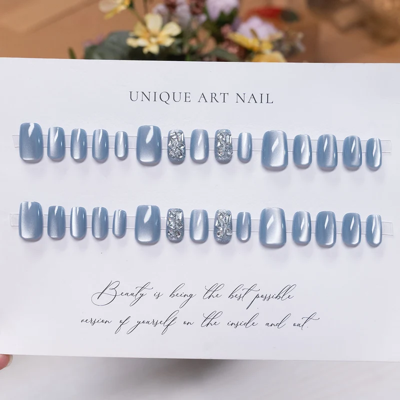 Dekoratives Press-On-Nagelkunst-Set mit schimmernden silbernen Akzenten