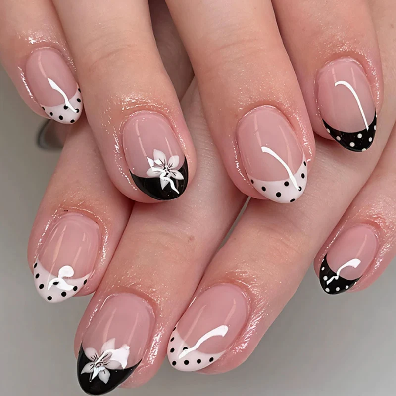 Dekoratives Press-On Nagelkunst-Set mit geometrischen Mustern