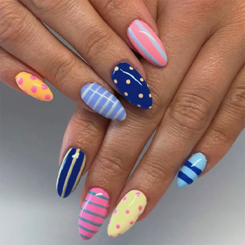 Dekoratives Press-On Nagelkunst-Set mit geometrischen Mustern