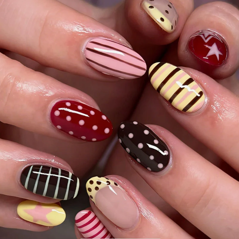 Dekoratives Press-On Nagelkunst-Set mit geometrischen Mustern