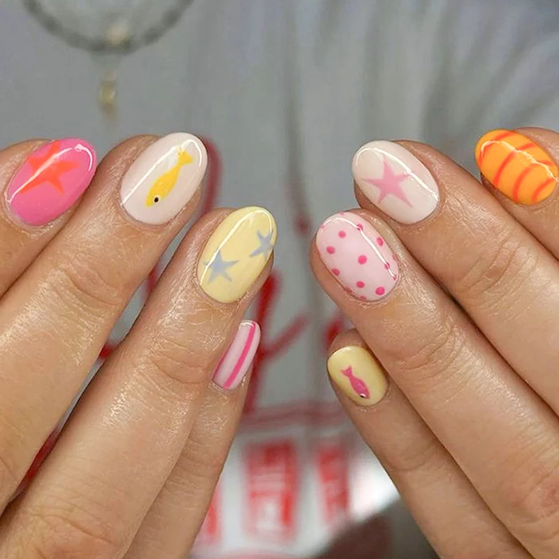 Dekoratives Press-On Nagelkunst-Set mit geometrischen Mustern