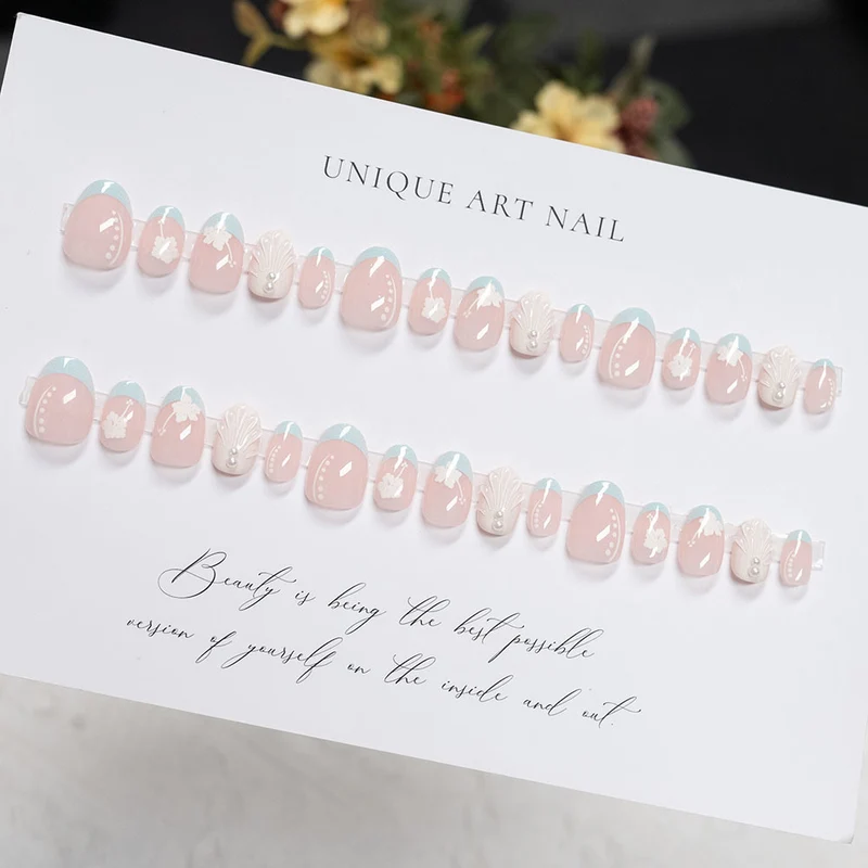 Dekoratives Press-On Nagelkunstset mit floralem und Muscheldesign