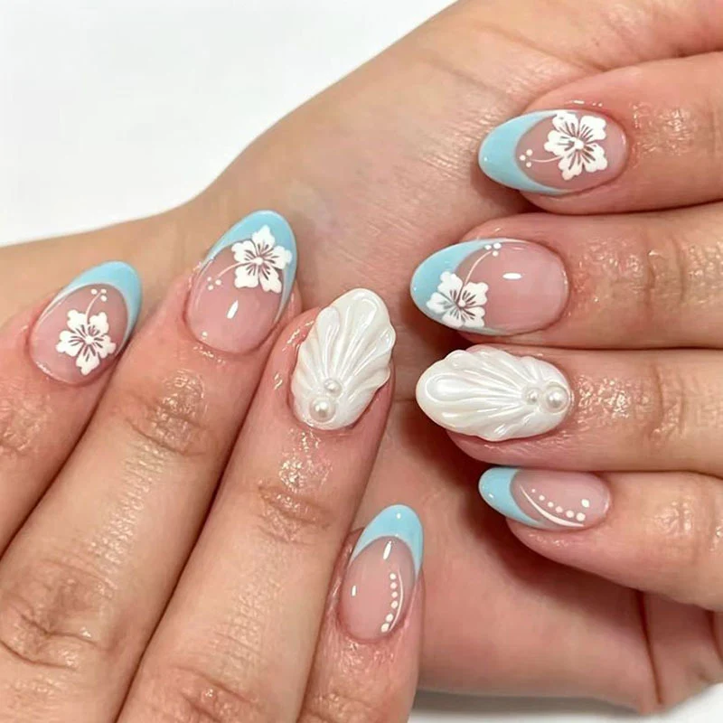 Dekoratives Press-On Nagelkunstset mit floralem und Muscheldesign