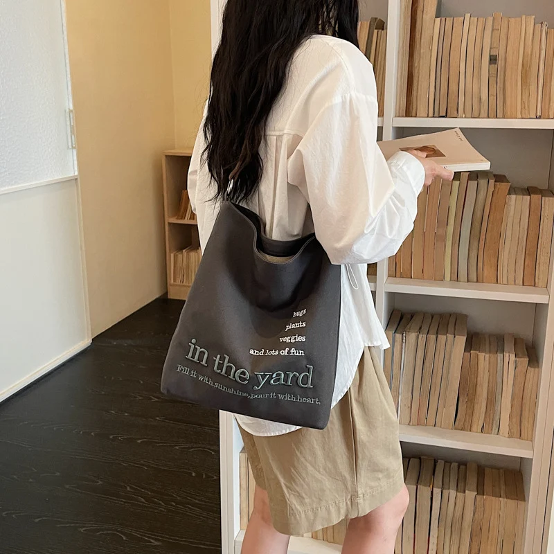 Lässige bestickte Tragetasche