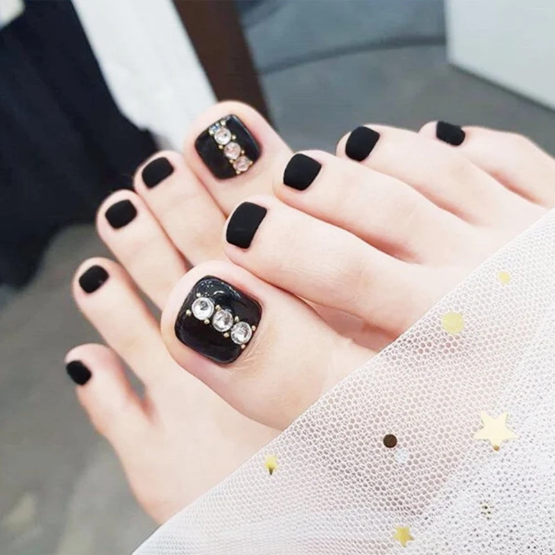 Elegante dekorative Fingernägel zum Aufkleben
