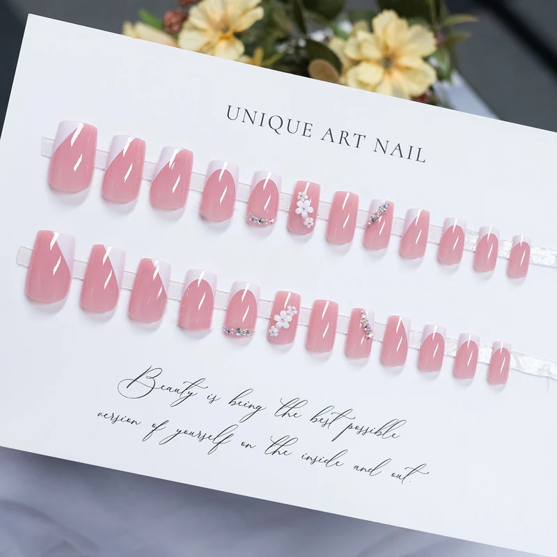 Dekoratives Press-On-Nagelkunst-Set mit Blumen- und Strassakzenten