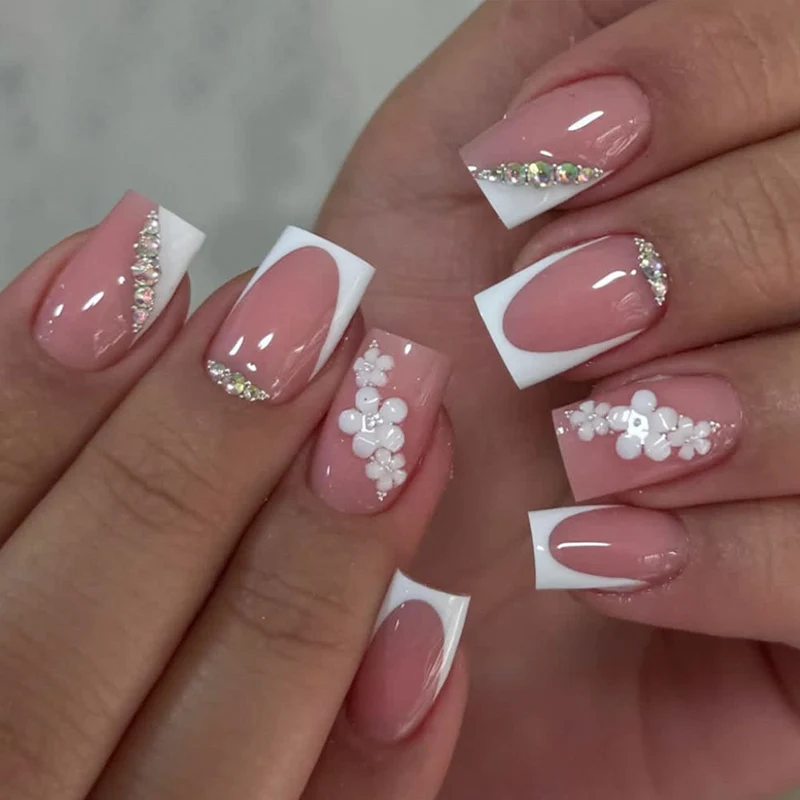Dekoratives Press-On-Nagelkunst-Set mit Blumen- und Strassakzenten