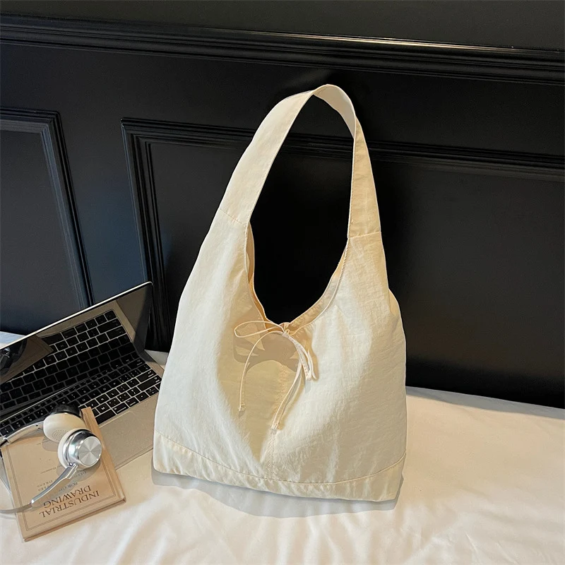 Lässiger verstellbarer Sling Tote
