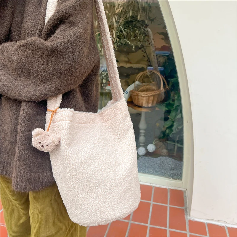 Gemütliche Kunstfell-Eimer-Tasche