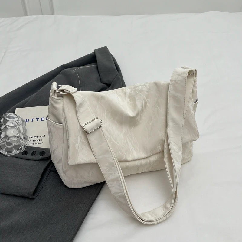 Texturierte schlabberige Schultertasche