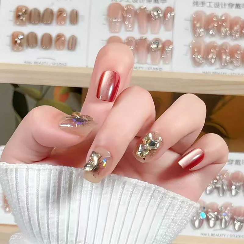 Dekorativer Press-On Nagelkunst Set mit floralen und metallic Akzenten
