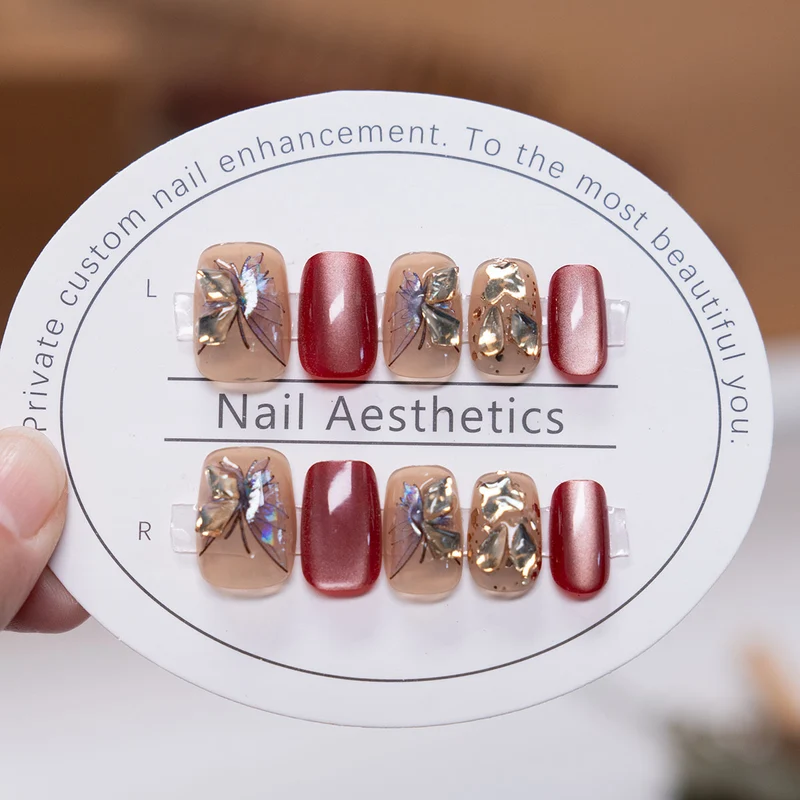 Dekorativer Press-On Nagelkunst Set mit floralen und metallic Akzenten