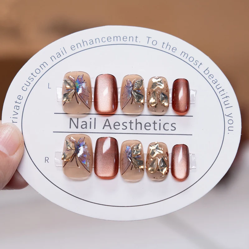 Dekorativer Press-On Nagelkunst Set mit floralen und metallic Akzenten