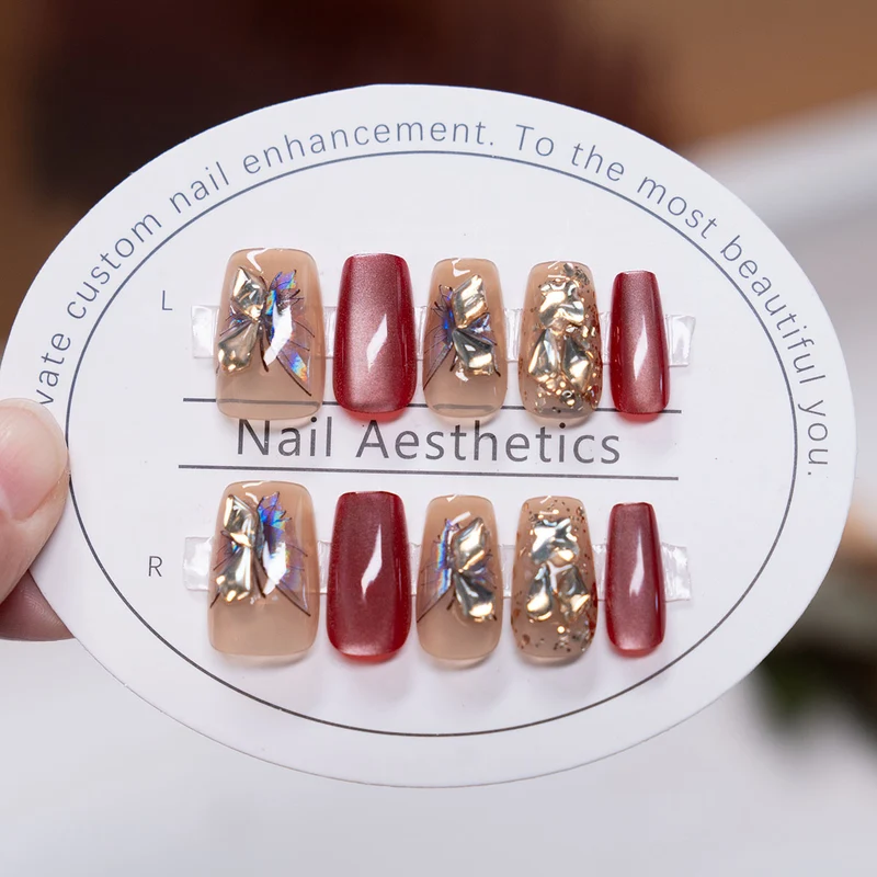 Dekorativer Press-On Nagelkunst Set mit floralen und metallic Akzenten