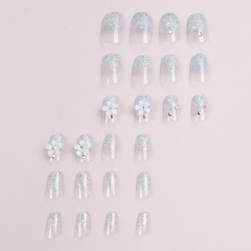 Dekoratives Press-On Nagelkunstset mit floralen Akzenten