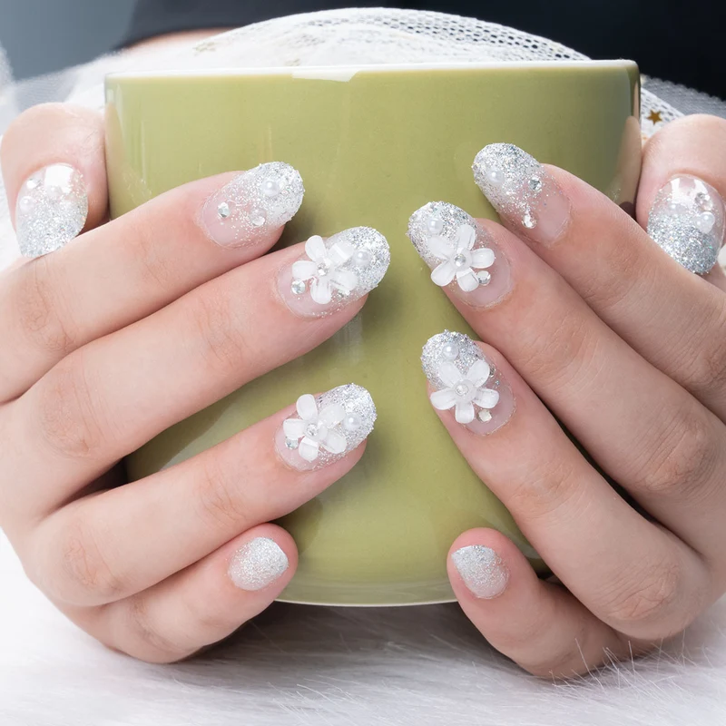 Dekoratives Press-On Nagelkunstset mit floralen Akzenten