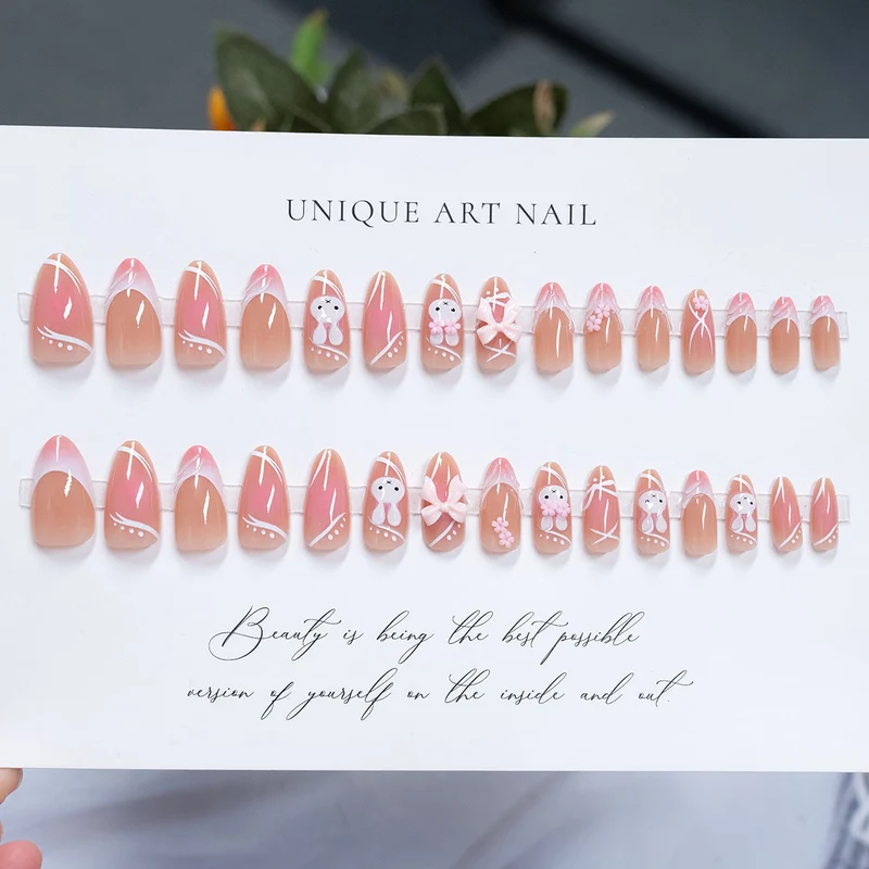Dekoratives Press-On Nagelkunstset mit süßem Bogen und floralen Verzierungen