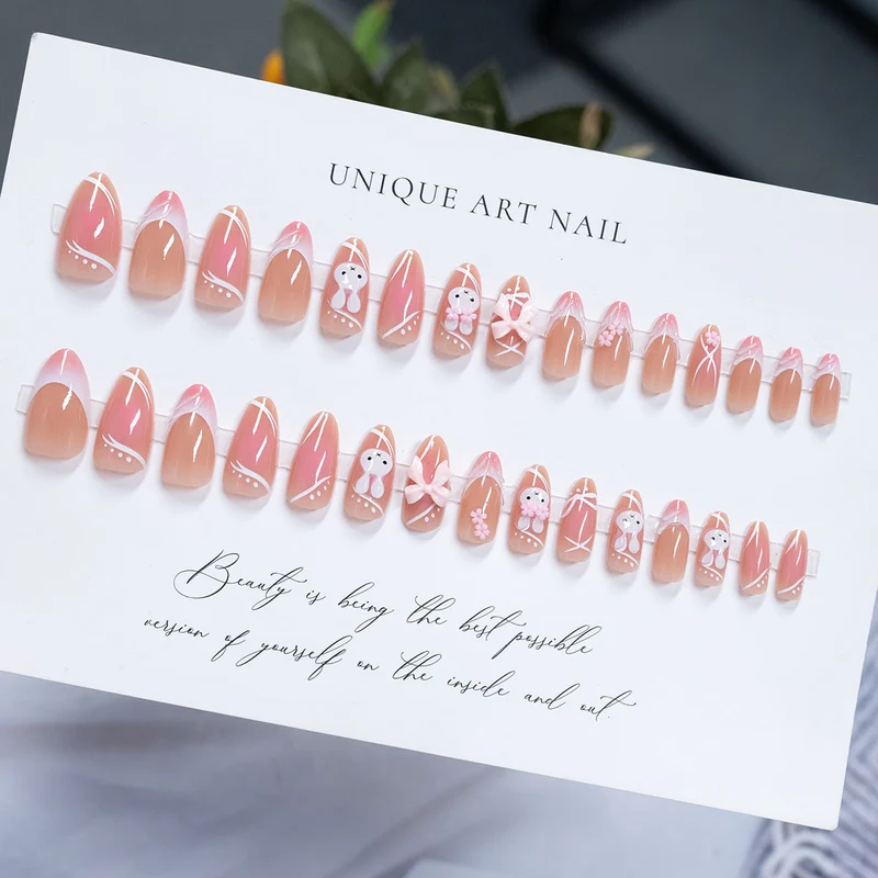 Dekoratives Press-On Nagelkunstset mit süßem Bogen und floralen Verzierungen
