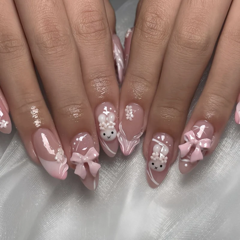 Dekoratives Press-On Nagelkunstset mit süßem Bogen und floralen Verzierungen