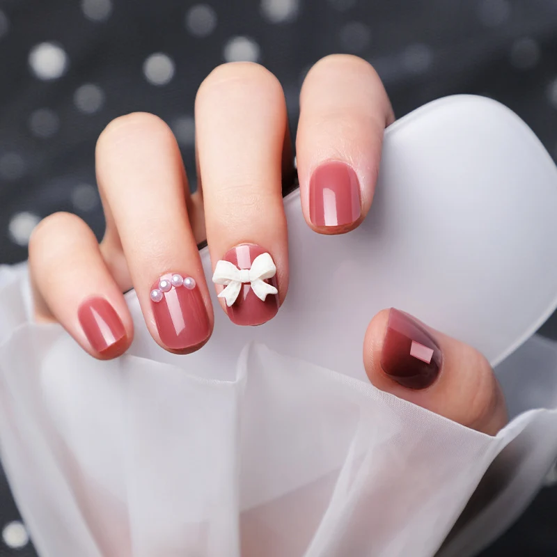 Dekoratives Press-On Nagelkunst-Set mit Schleifen- und Perlenakzenten