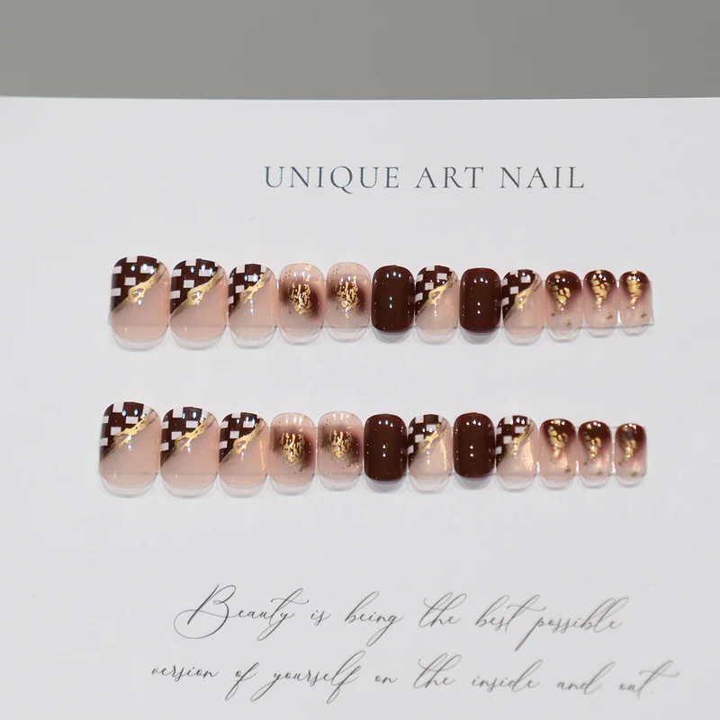Elegantes Künstlerisches Aufkleben von Nagelset